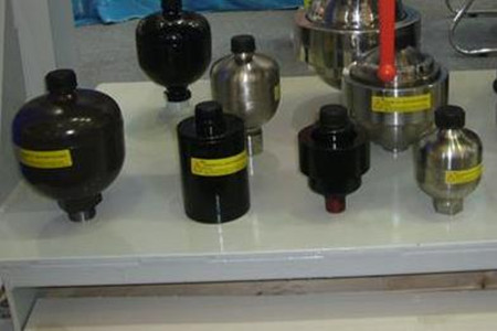 活塞式蓄能器的结构、原理及其在液压系统中的作用